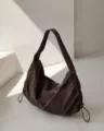 Vista detallada de bolso de hombro hobo de nailon marrón oscuro minimalista. - Café
