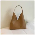 Bolso de hombro de cuero tejido marrón, bolso hobo grande y casual para el verano. - Marrón