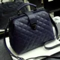 Bolso médico acolchado vintage en piel sintética azul oscuro, variante de bolso de hombro. - Azul marino