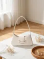 Bolso de hombro beige minimalista para mujer, elegante bolso baguette con lazo chic - Blanco