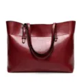 Detalle de bolso tote de cuero PU rojo vino, elegante acabado y gran capacidad. - Burdeos