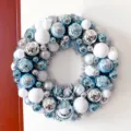 Detailansicht des blau-silbernen Weihnachtskranzes mit glänzenden Kugeln und Rentiermotiv. - 35cm Einzelne Farbbox Verpackung / Eisblau-Weiß-Stil