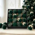 Dunkelgrüne Samt Weihnachtskugeln Set mit goldenem Glitzer im luxuriösen Geschenkkarton. - 16er Pack / Dunkelgrün
