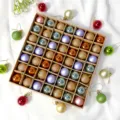 Detailansicht des 49er Sets 3cm Weihnachtskugeln, glitzernde und glänzende Kugeln zum Aufhängen. - Glänzend Matt Glitzer Mix (103E) / 49-teiliges Set