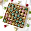 Nahaufnahme Detailansicht von verpackten Mini Weihnachtskugeln in bunten Glanz und Glitzer Farben. - Mehrfarbiger Mix (103F) / 49-teiliges Set