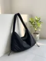 Bolso bandolera de nylon negro con cordón, bolso tote grande y versátil para mujer. - Negro