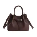 Elegante bolso saco de cuero marrón para mujer con asa superior y hebilla de moda chic. - Café