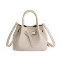 Bolso bandolera de cuero beige con detalle de hebilla de cinturón para uso diario. - Blanco