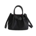 Bolso tipo cubo de cuero graneado negro con correa frontal y hebilla, bolso cruzado informal. - Negro