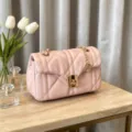 Sac à bandoulière rose en cuir ciré matelassé pour femme, chaîne élégante et verrou doré chic. - Rose