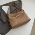Bolso de hombro de cuero plisado marrón, elegante bolso tote con hebilla de metal. - Caqui