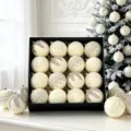 Detailansicht des weißen Samt-Christbaumkugel-Sets mit Glitzermustern, edle Festtagsdeko. - 16er Pack / Gebrochenes Weiß