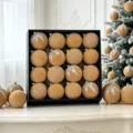 Samt Christbaumkugeln Set, Detailansicht von Flocktextur und glitzernden Musterdetails. - 16er Pack / Dunkelrot