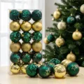 36er Set Weihnachtskugeln bruchsicher Kunststoff Christbaumschmuck Detailansicht Party Deko. - 36 Stück (6cm) / Bemalter Grüner Und Goldener Stil (ASNX36-111)