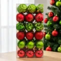 Detailansicht verschiedener roter und grüner Christbaumkugeln in klarer Aufbewahrungsbox. - 36 Stück (6cm) / Bemalter Roter Und Grüner Stil (ASNX36-115)