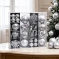 Silbernes Christbaumschmuck-Set mit verschiedenen Kugeln und Schneeflocken in transparenter Box. - 62-teiliges Set / Silberner Stil (AS48-2)