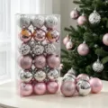 Detailansicht des rosa und silbernen Christbaumkugel-Sets für festliche Weihnachtsdeko. - 36 Stück (6cm) / Bemalter Rosa Und Silberner Stil (ASNX36-119)