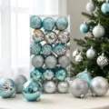 Detailansicht verschiedener blauer und silberner Christbaumkugeln in transparenter Box. - 36 Stück (6cm) / Bemalter Hellblauer Silberner Stil (ASNX36-118)