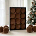 Nahaufnahme von luxuriösen braunen Samt Weihnachtskugeln in einer eleganten schwarzen Box. - Braun (ASSNR612-41)