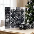 Schwarze silberne Weihnachtskugeln Geschenkbox Set Detailansicht für Christbaum Dekoration. - 62-teiliges Set / Schwarz & Silber Stil (AS48-5)
