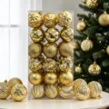Detailansicht eines 36-teiligen Gold Christbaumkugel-Sets für festliche Weihnachtsbaumdekoration. - 36 Stück (6cm) / Gold Glänzend/Matt Stil (ASNX36-123)