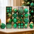 Weihnachtsbaum-Dekorationsset mit grün-goldenen elektroplattierten Plastikkugeln und Zapfen. - 62-teiliges Set / Grün & Gold Stil (AS48-7)