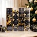 Detailansicht von luxuriösen schwarz-goldenen Weihnachtskugeln im transparenten Schachtelset. - 62-teiliges Set / Schwarz & Gold Stil (AS48-9)