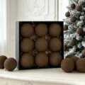 Braune Samt beflockte Weihnachtskugeln im Geschenkset für eine festliche Dekoration - Braun (ASSNR89-49)