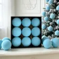 Hellblaue beflockte Christbaumkugeln Detail, Samt Textur hängende Kugeln für Weihnachtsbaum Deko. - Blau (ASSNR89-50)