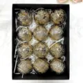 12er Set 8cm Weihnachtskugeln, gold silber antike gepraegte Christbaumkugeln Baumschmuck. - 12er Set / Silber Stil (MJFG812-1)