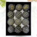 12er Set vintage Weihnachtsbaumkugeln, 8cm dunkelgraue goldene gepresste Christbaumkugeln. - 12er Set / Retro Grau Stil (MJFG812-8)