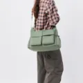 Borsa a tracolla in tela verde in stile workwear retro con due tasche frontali. - Verde