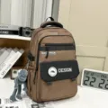 Στυλάτη μεγάλη καφέ τσάντα πλάτης για άνδρες και φοιτητές με μοντέρνο και κομψό σχεδιασμό. - Καφέ + γκρι μενταγιόν βάτραχος
