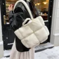 Λευκή τσάντα tote puffer μαλακή επενδυμένη τσάντα ώμου καπιτονέ σχεδιασμός χειμώνας - Γαλακτώδες λευκό