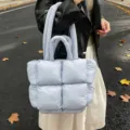 Lichtblauwe puffer tote tas, zachte gewatteerde schoudertas, stijlvolle dameshandtas casual. - Lichtblauw