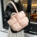 Roze gewatteerde puffer tote tas, zachte gevoerde wolk schouder handtas winter mode. - Roze