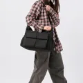 Borsa a tracolla nera in tela, grande borsa shopper con tasche multiple utili. - Nero
