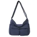 Bolso bandolera acolchado azul oscuro con bolsillos frontales y correa ajustable para uso diario. - Azul