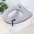Fundas para asiento de inodoro acolchadas con cremallera, bordado de gato y asa de transporte. - Gris