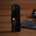Etui de rangement en cuir noir et gant de polissage en velours doux pour chaussures. - Noir