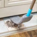 Cepillo de limpieza de huecos con cabezal plano y poste telescópico para muebles. - Gris