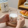 Glas Milchbecher mit Skala, süßes Cartoon-Design, hochborosilikat hitzebeständig Hauptansicht. - 401-500ml / Buntes Pony