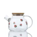 Teiera in vetro trasparente con coperchio in legno e grazioso motivo a fragola per la casa. - 401-500ml / Bricco per latte di soia piccolo fragola