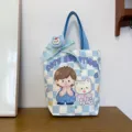 Bolso tote de lona a cuadros azules y blancos con bonito diseño de dibujos animados. - Compañero Azul Suave