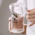 Transparante glazen waterbeker met deksel en handvat, minimalistisch design met inspiratie. - Hartmodel + glazen deksel