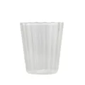 Transparante geribbelde glazen beker met golvende rand, ideaal voor ijskoffie of dagelijks gebruik. - Getextureerde beker met brede opening (200 ml)