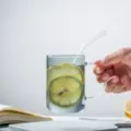 Japans helder glas waterbeker met handvat en glazen rietje, citroenschijfje variant - 301-400ml / Grijze mok