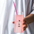 Leuke vierkante kindwaterbeker met berenprint, roze rietje en helder glazen ontwerp. - 301-400ml / Hartjesbeer (hoog model)