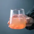 Minimalistisch hoog glas met letterprint voor koude dranken, melk en heerlijke smoothies. - Kort model met witte letters