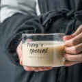 Tazza da caffè trasparente in vetro con manico e stampa di testo elegante per tè e colazione. - Tazza a bocca larga Today's Special